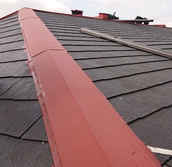 棟板金に錆止めを塗装しました　赤褐色の錆止め